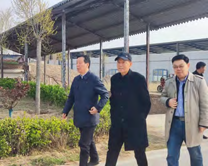 上将张文台在河南省粮食协会江友昌和兰考红薯科技产业链项目发起人的陪同下视察红薯窖.png